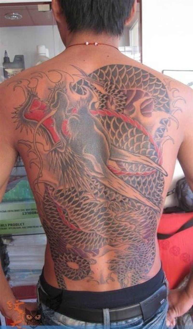 龙纹身图片_动物传统背部成品纹身图案