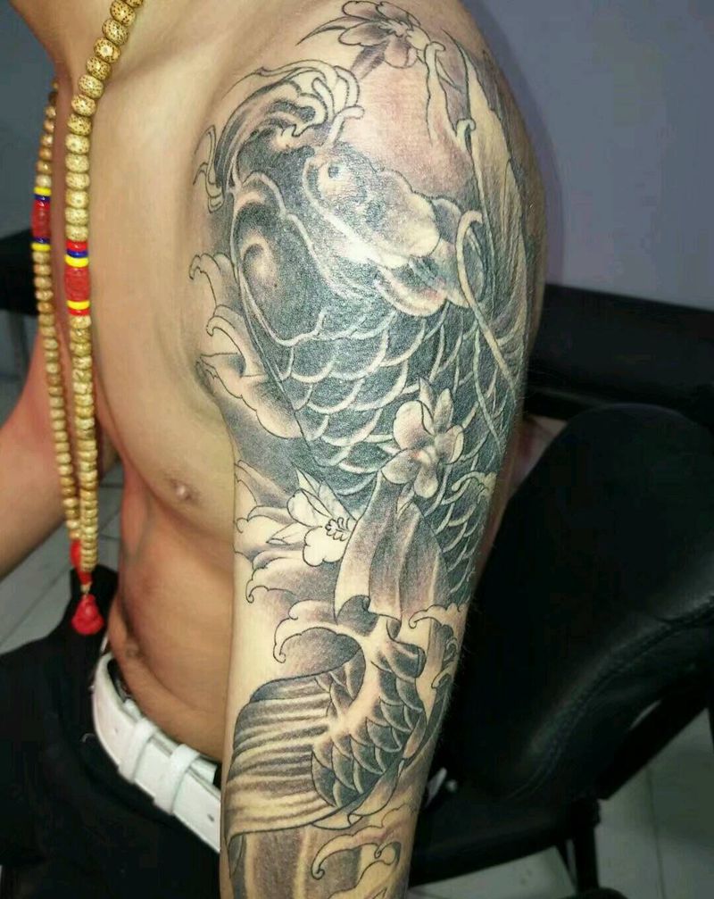 大臂锦鲤纹身图片