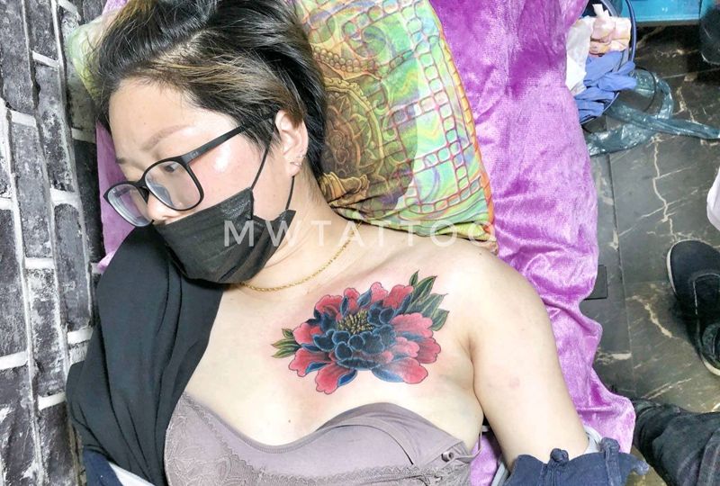 牡丹纹身图片_胸部纹身图案