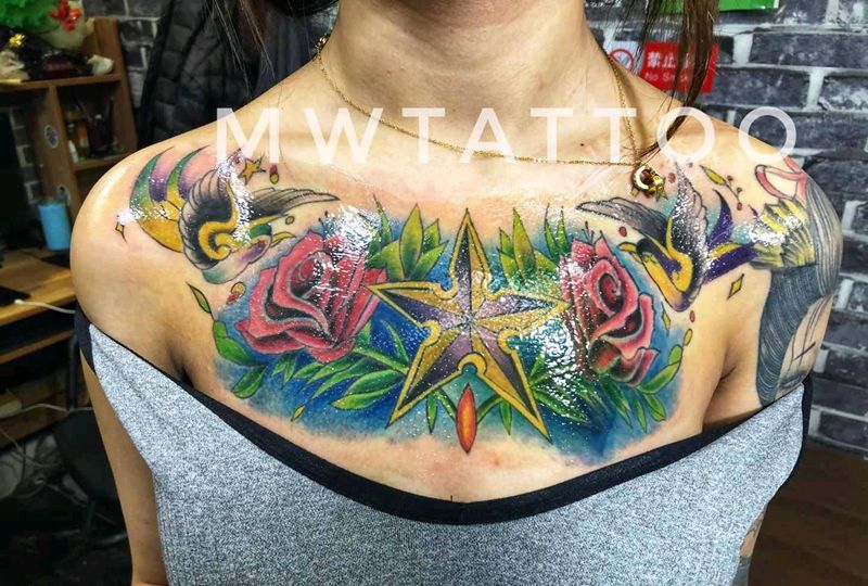 花胸纹身图片_胸部New SchoolOld School纹身图案