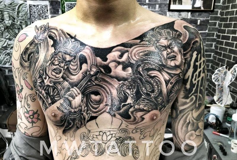 天王纹身图片_胸部老传统新传统纹身图案
