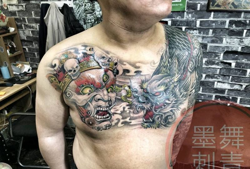 大黑天纹身图片_胸部新传统纹身图案