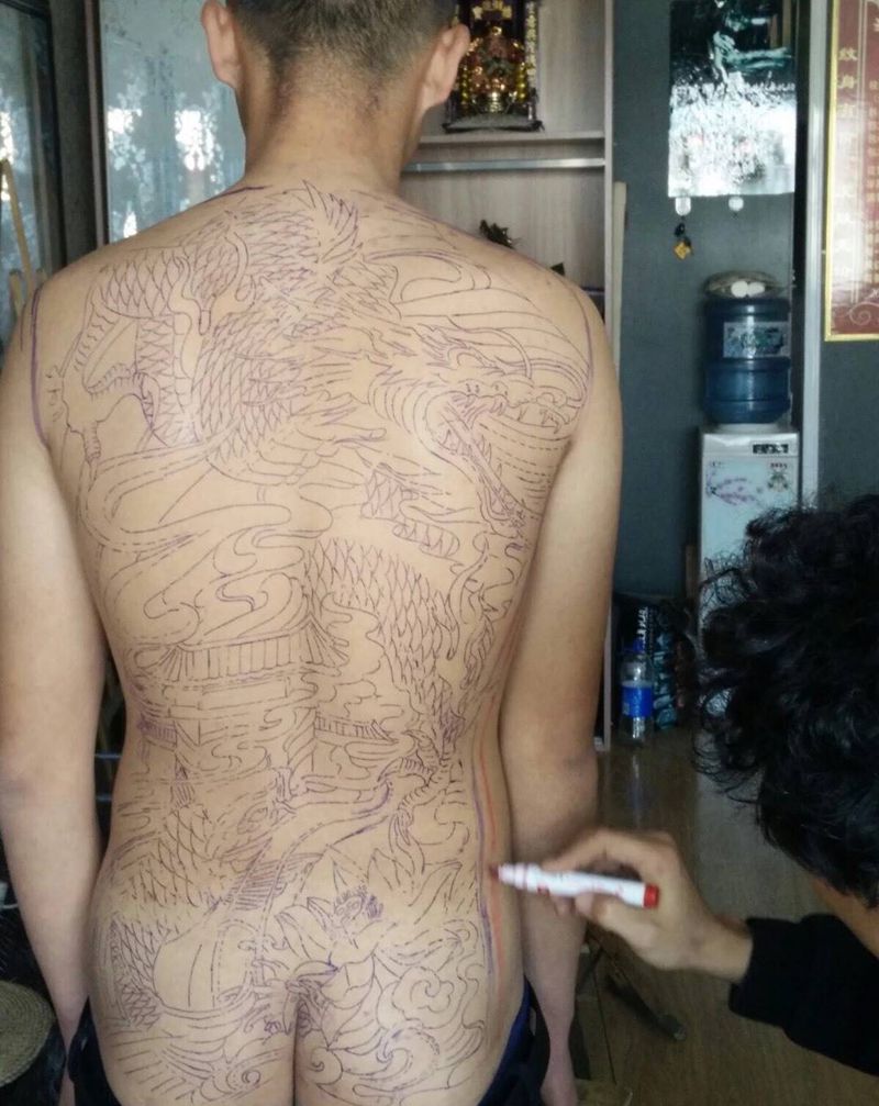 满背锦鲤跃龙门纹身图片_背部传统动物静物宗教纹身图案