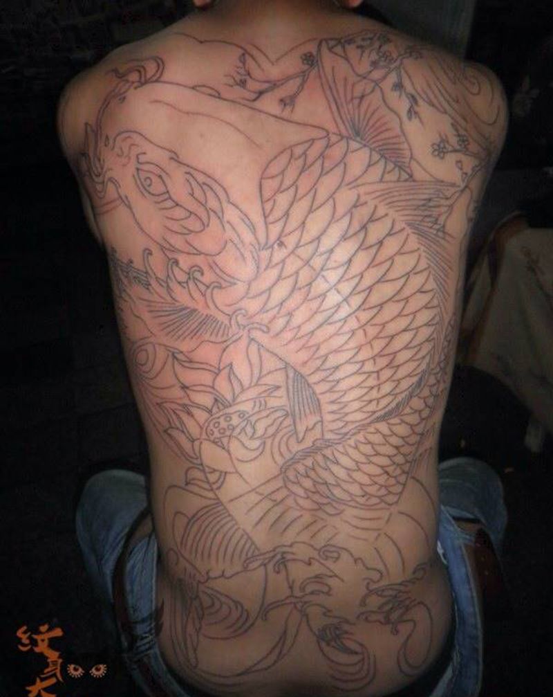 满背鲤鱼未完纹身图片_动物传统背部纹身图案