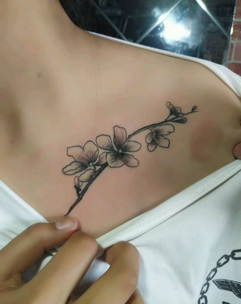 锁骨小花纹身图片_肩部胸部点刺纹身图案