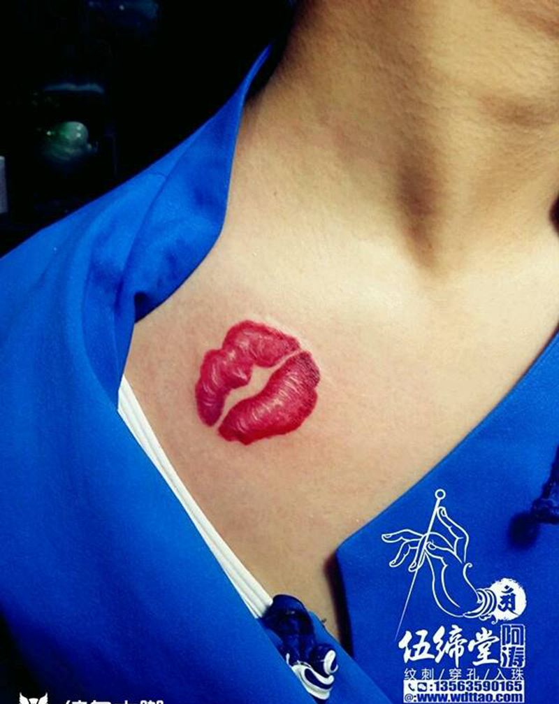 魅力红唇纹身图片_胸部清新纹身图案