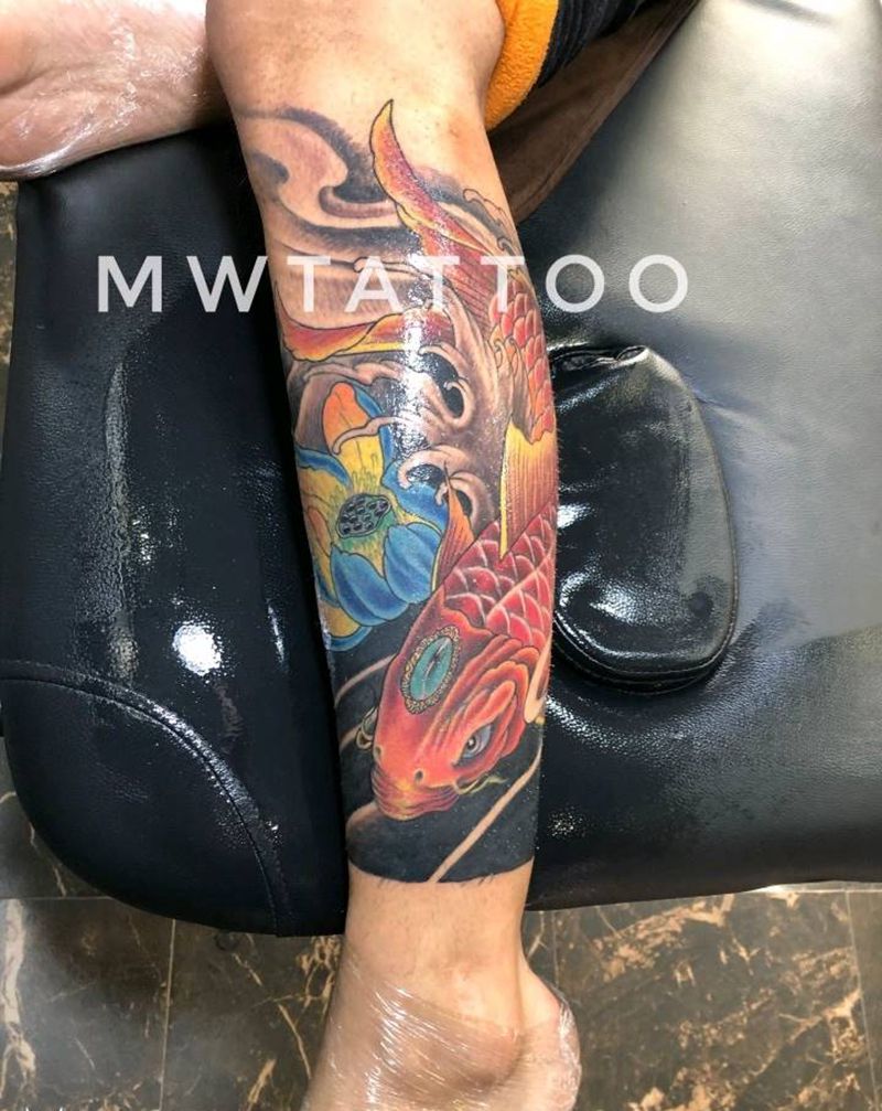 鲫鱼纹身图片_腿部新传统纹身图案