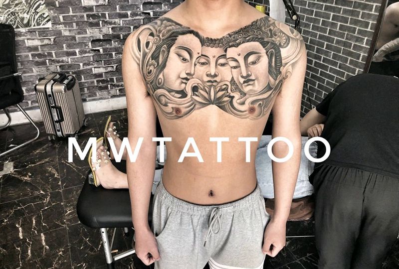 西方三圣纹身图片_胸部新传统纹身图案