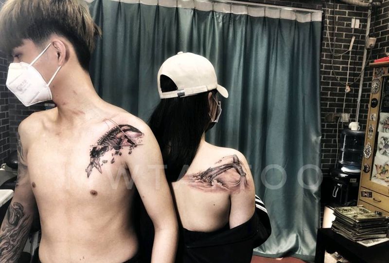 鲸鱼情侣纹身图片_胸部肩部纹身图案