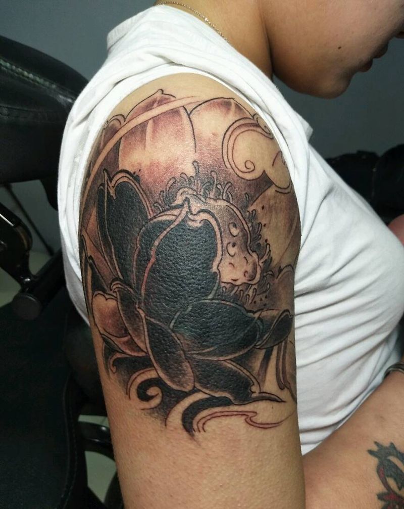 荷花遮盖纹身图片