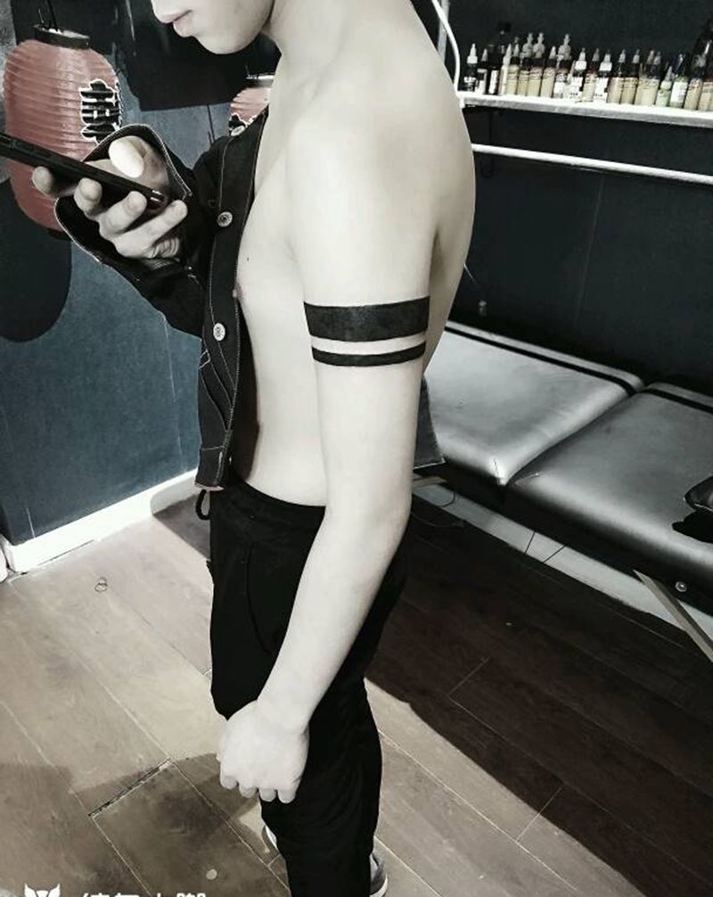 极简臂环纹身图片