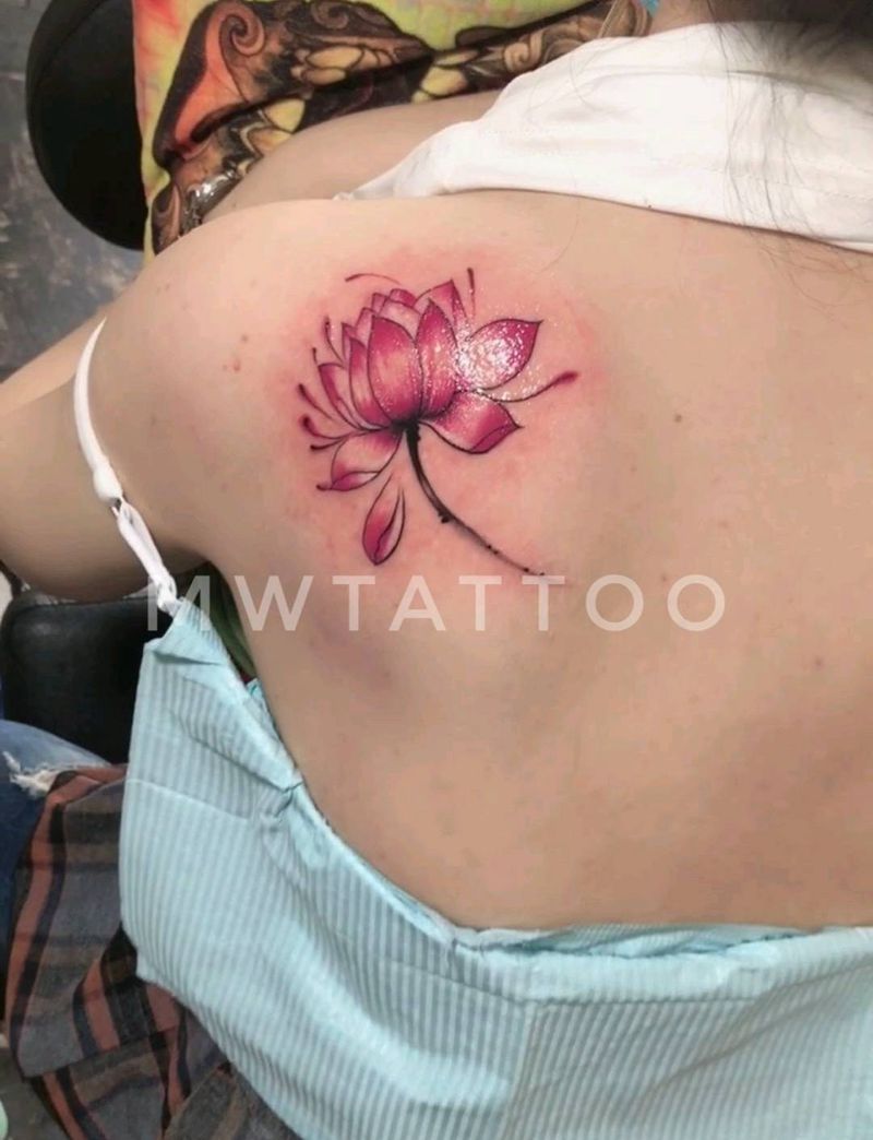 荷花纹身图片_背部纹身图案
