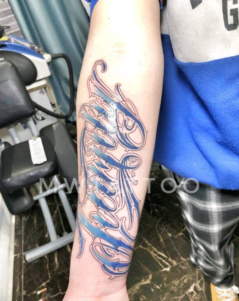 花体英文纹身图片_手臂新传统纹身图案