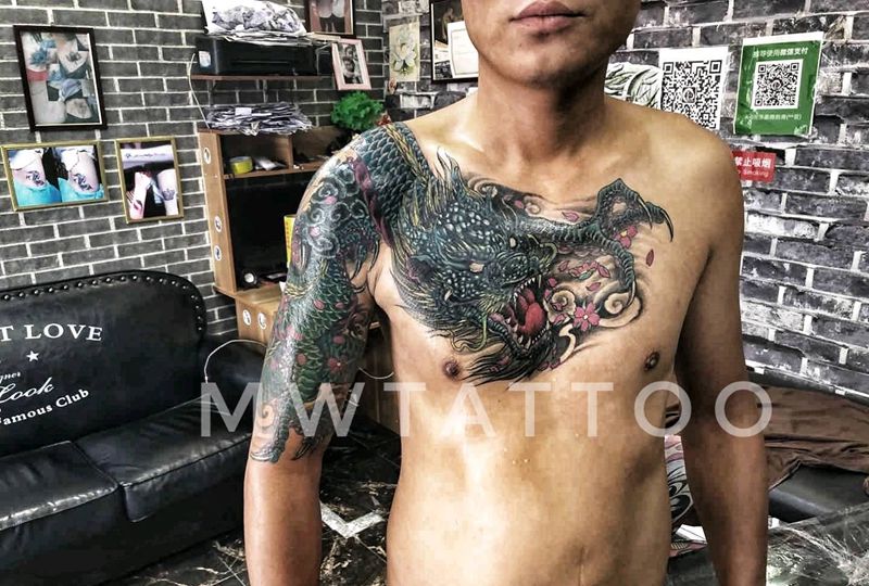 龙纹身图片_胸部手臂遮盖龙纹身图案