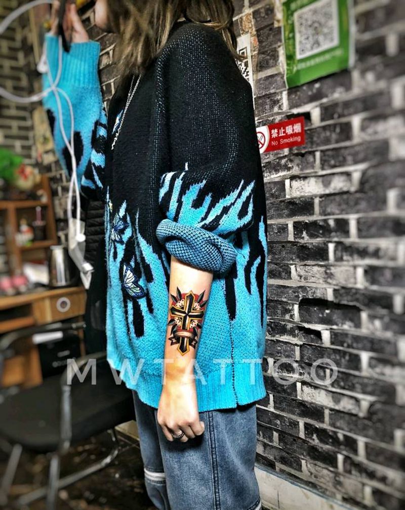 十字架纹身图片_手臂Old School纹身图案