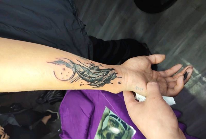 鲸鱼遮盖字母纹身图片_手臂新传统水墨纹身图案