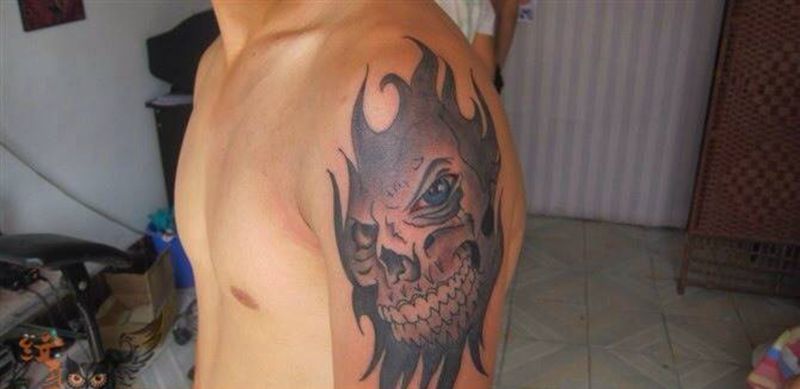 傀脸纹身图片_鬼神写实手臂成品纹身图案