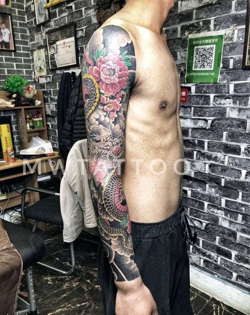 传统龙纹身图片_手臂老传统纹身图案