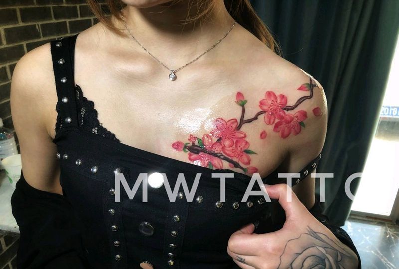 桃花纹身图片_胸部纹身图案