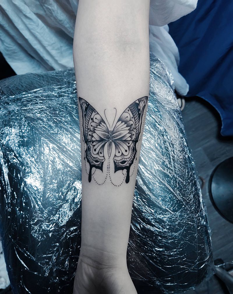 蝴蝶纹身图片_手臂点刺纹身图案