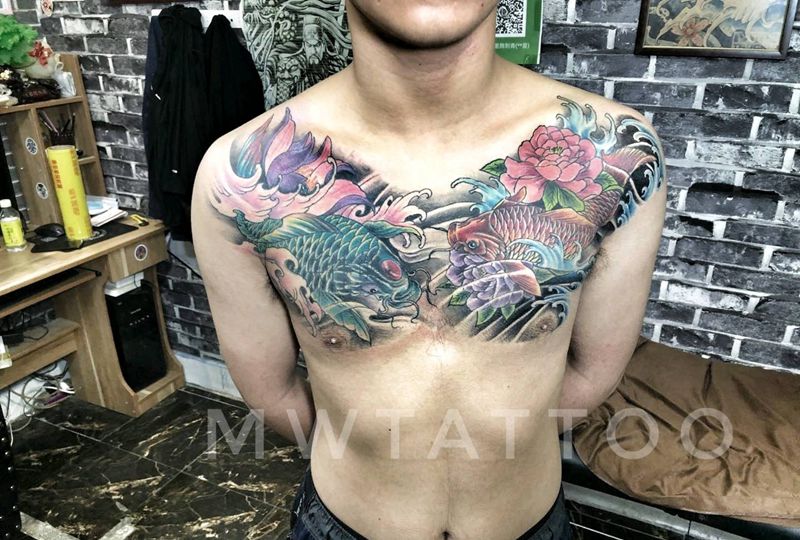 鲫鱼纹身图片_胸部新传统纹身图案