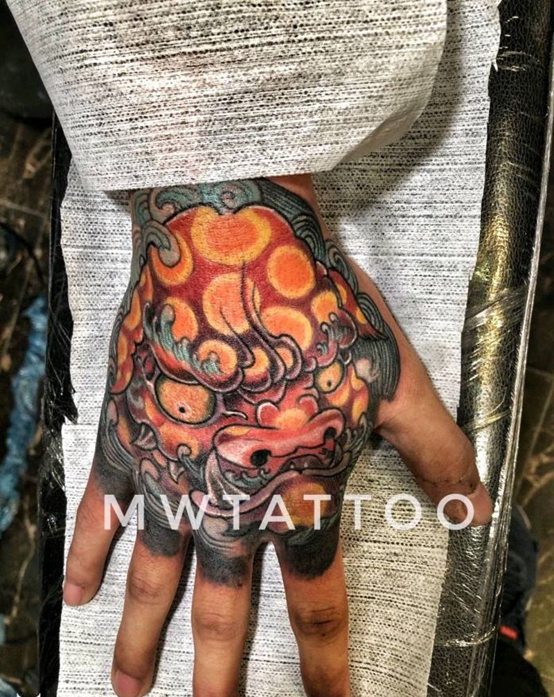 唐狮纹身图片_手部新传统纹身图案