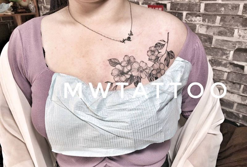 素花纹身图片_胸部纹身图案