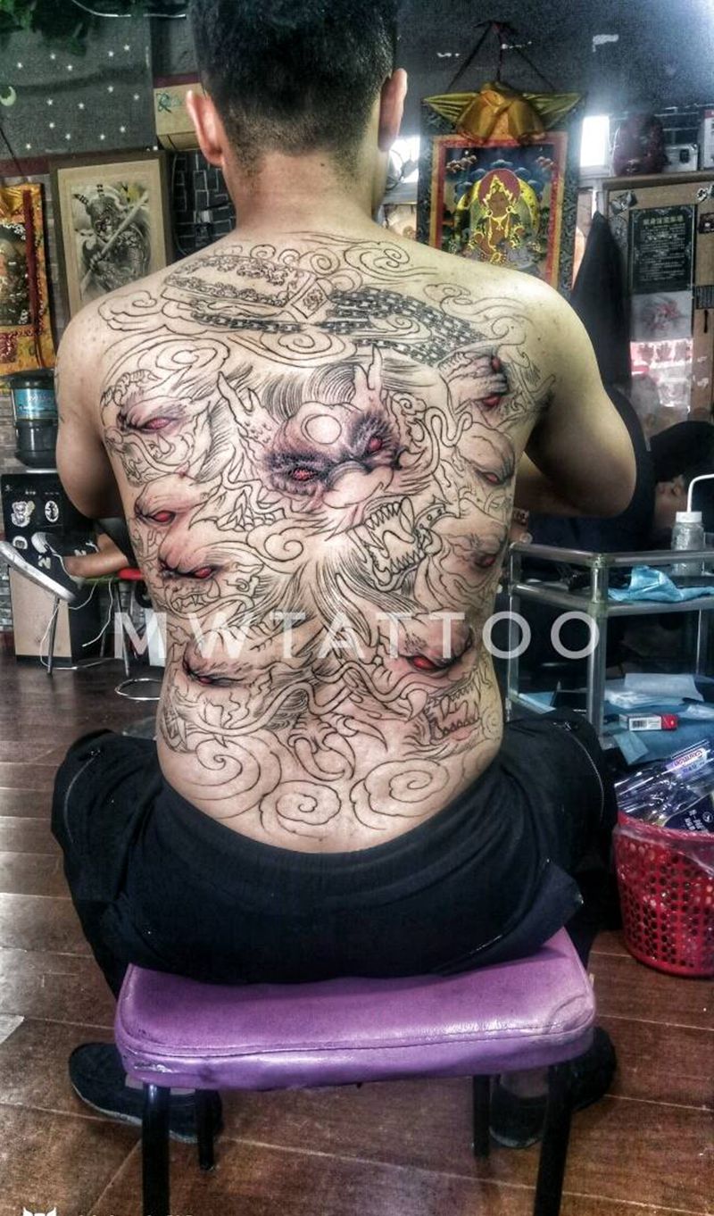 九龙拉棺纹身图片