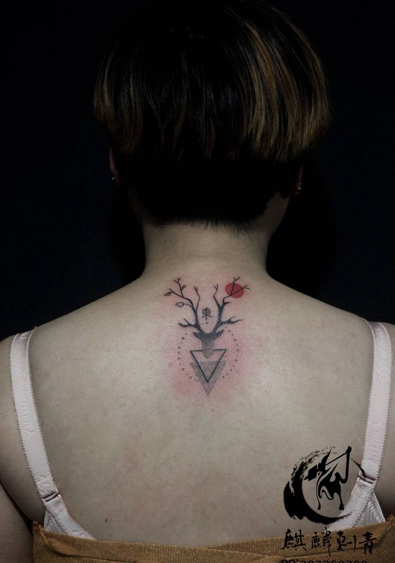 几何鹿头纹身图片_成品背部清新几何黑灰彩色点刺纹身图案