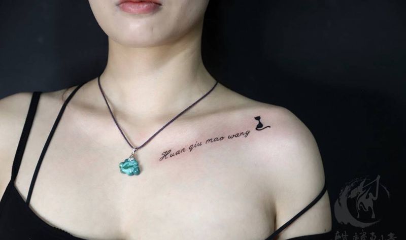 锁骨英文纹身图片_胸部老传统花体字纹身图案