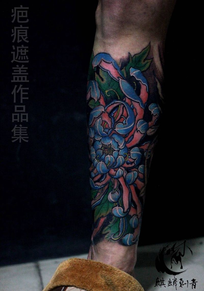 重彩疤痕遮盖纹身图片_成品腿部传统植物遮盖彩色菊花疤痕花卉纹身图案