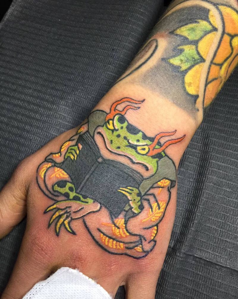 看书的蛙纹身图片_手部老传统青蛙纹身图案
