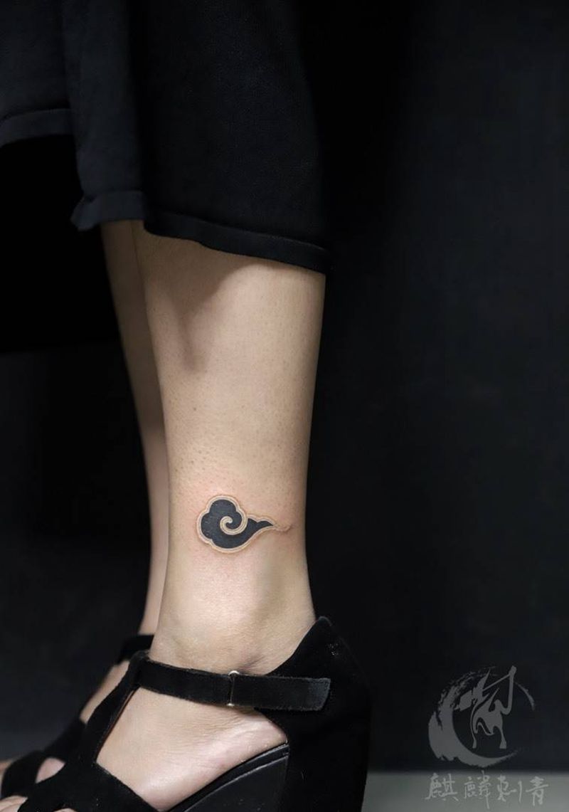 一朵小云儿纹身图片_成品腿部清新静物简约黑灰纹身图案