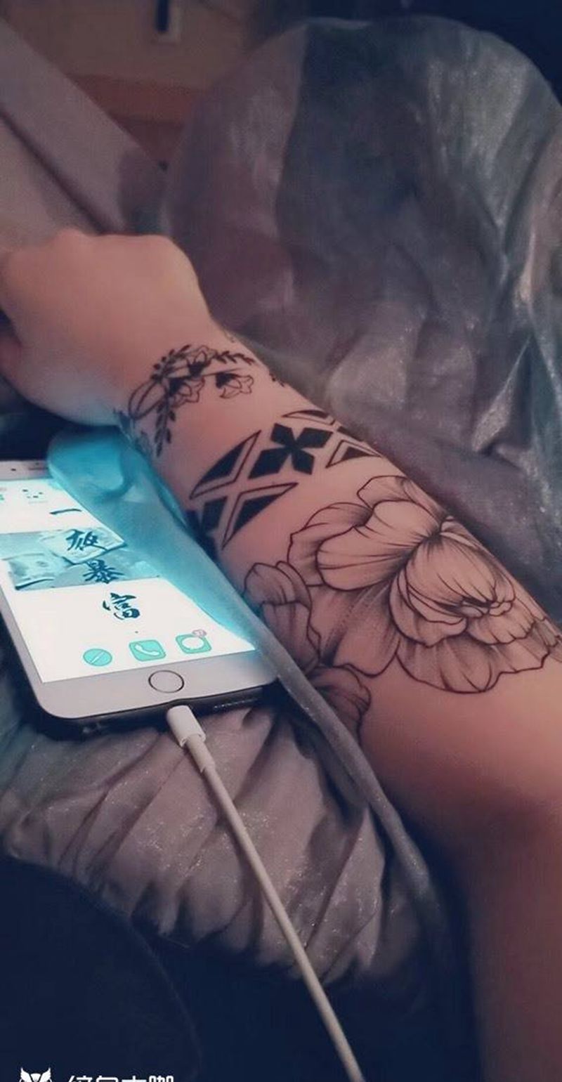 花与臂环纹身图片