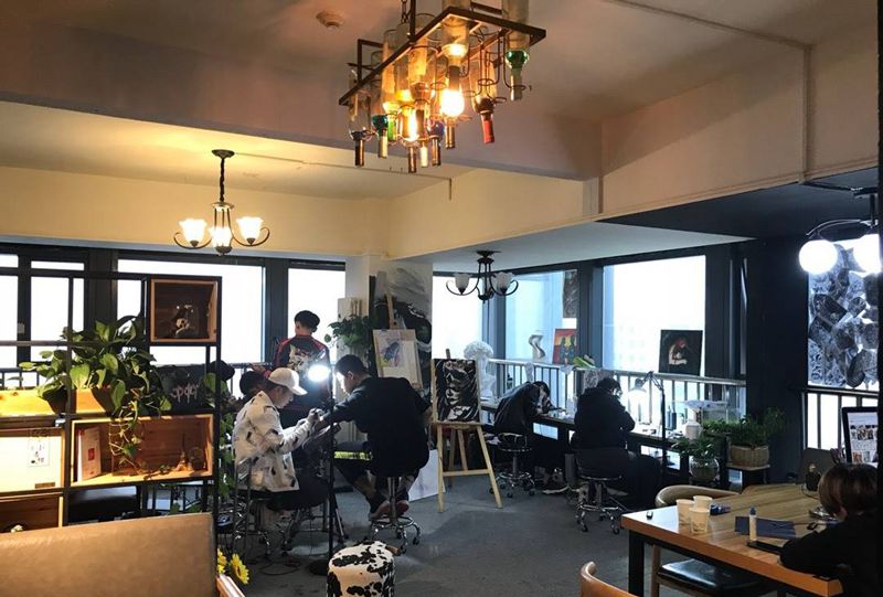 店内忙碌纹身图片