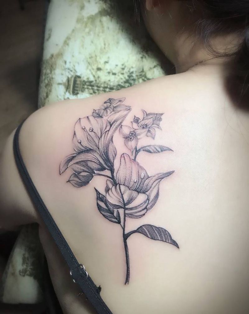 迷人肩胛骨纹身图片