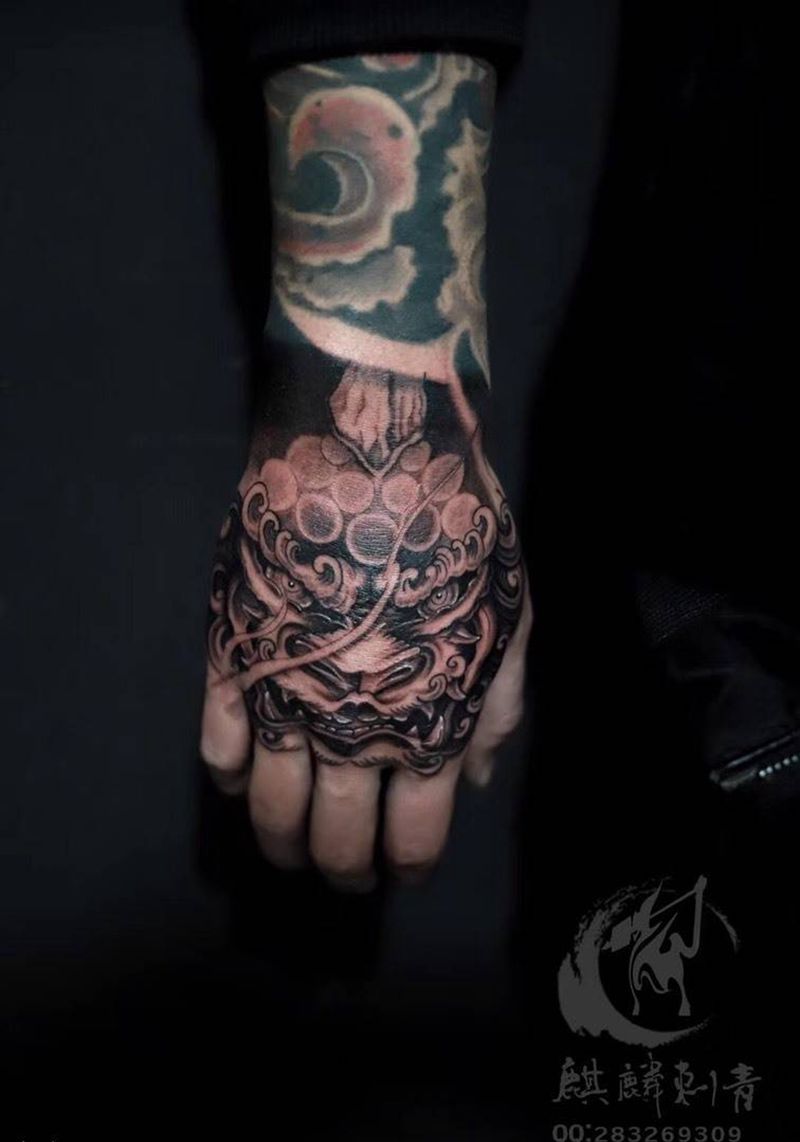 唐狮子纹身图片_成品手部传统动物宗教唐狮子黑灰纹身图案