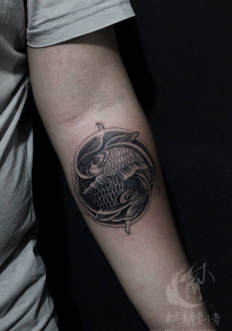 八卦鱼纹身图片_手臂传统动物黑灰简约鱼纹身图案