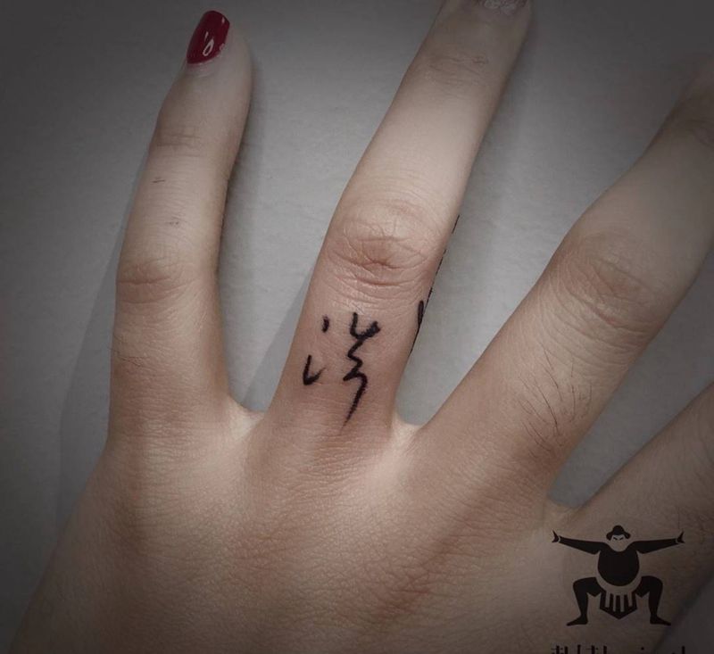 字纹身图片_手部花体字纹身图案