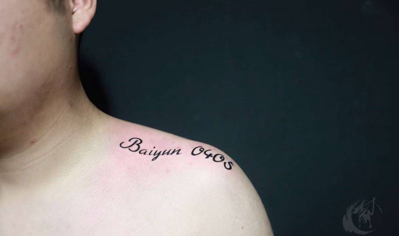 肩部纹身纹身图片_成品肩部清新字符原创简约黑灰纹身图案