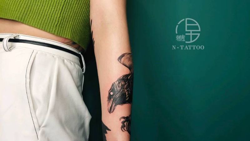 遮盖乌鸦纹身图片_手臂欧美写实纹身图案