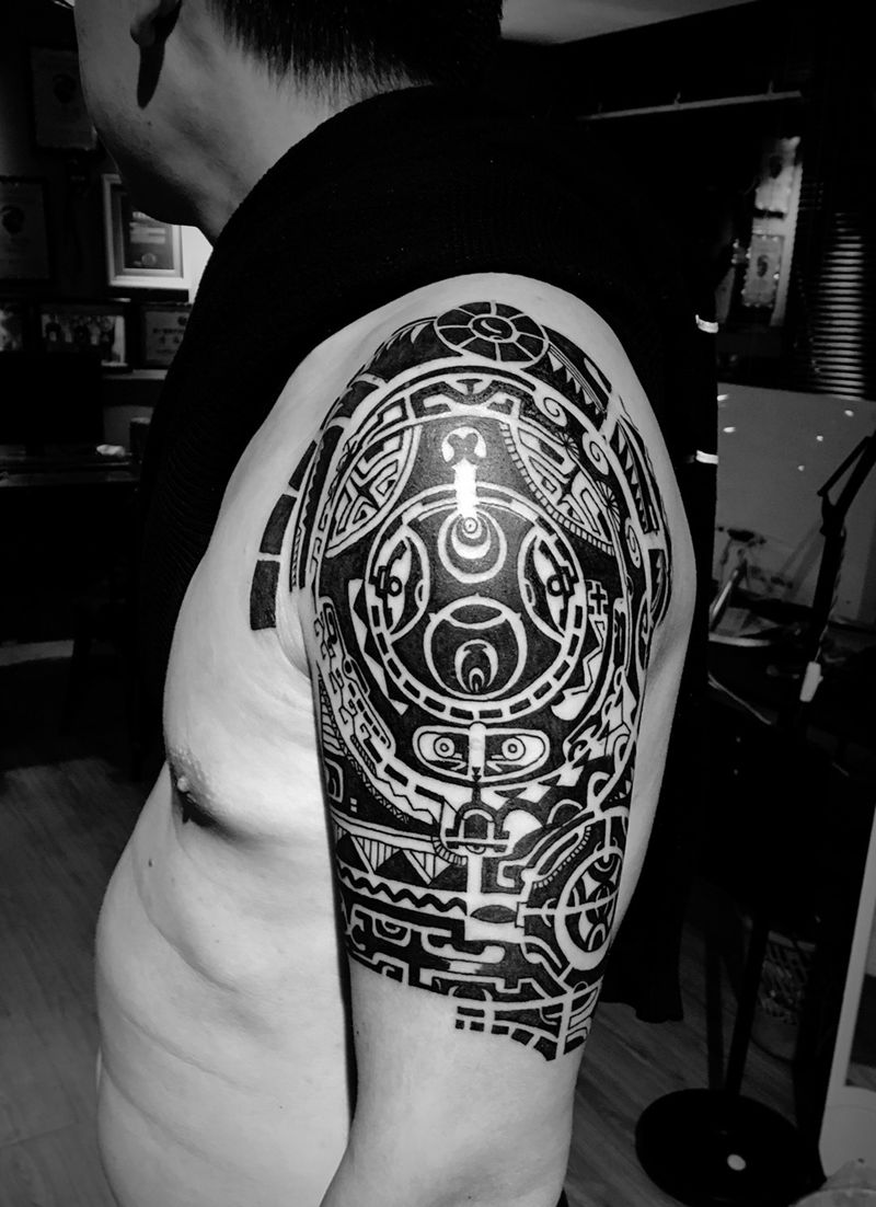 图腾纹身图片_手臂老传统纹身图案