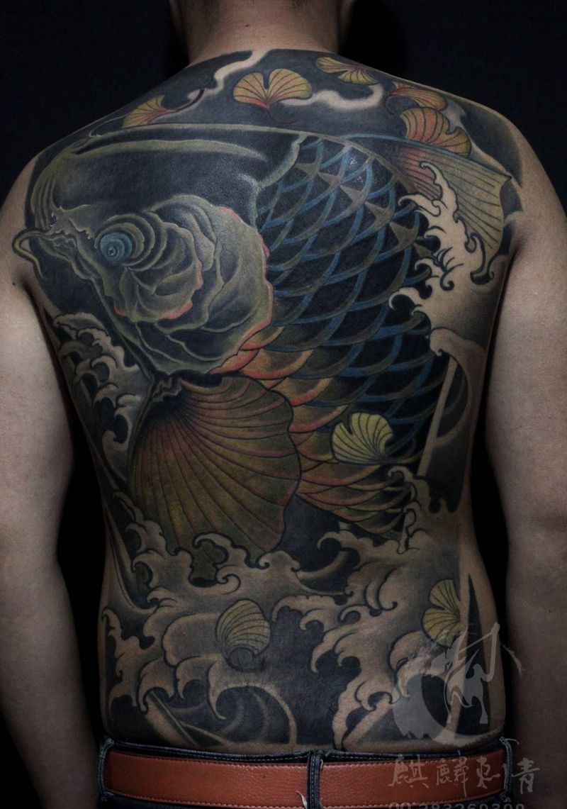 满背鱼,全程麻药纹身图片_成品背部传统动物彩色日式锦鲤纹身图案