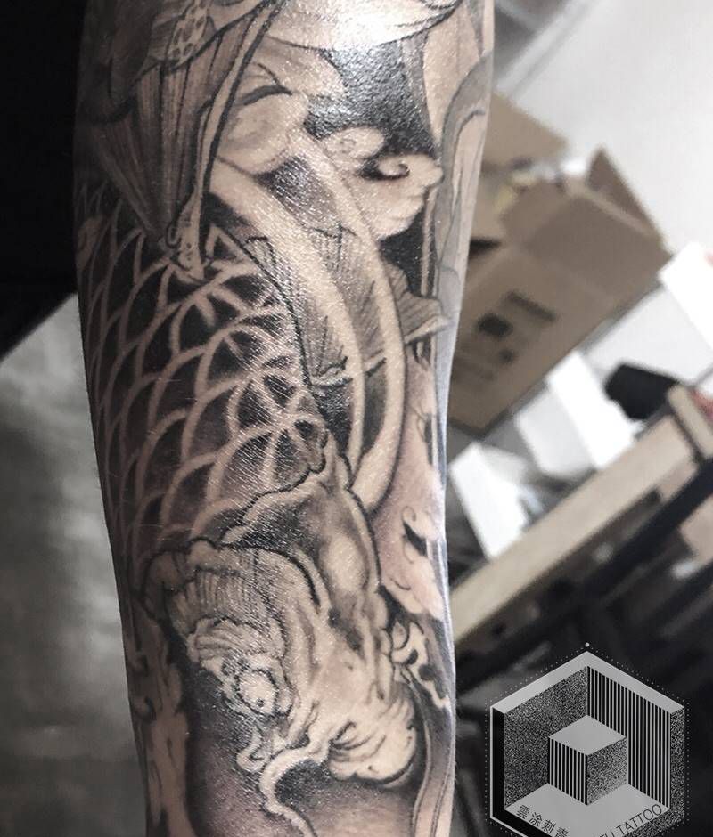 包小臂鱼纹身图片_手臂新传统纹身图案