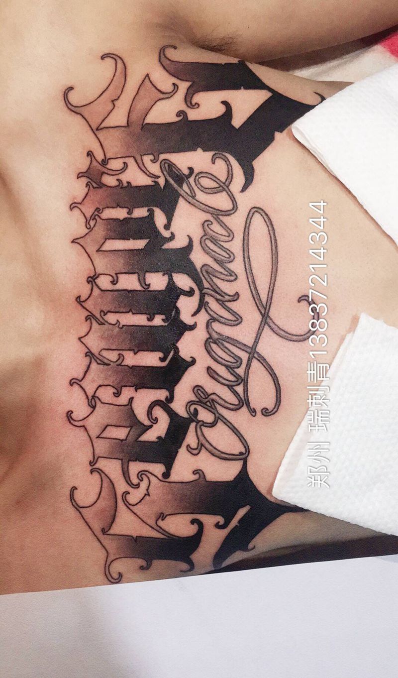 花胸纹身图片_胸部花体字纹身图案
