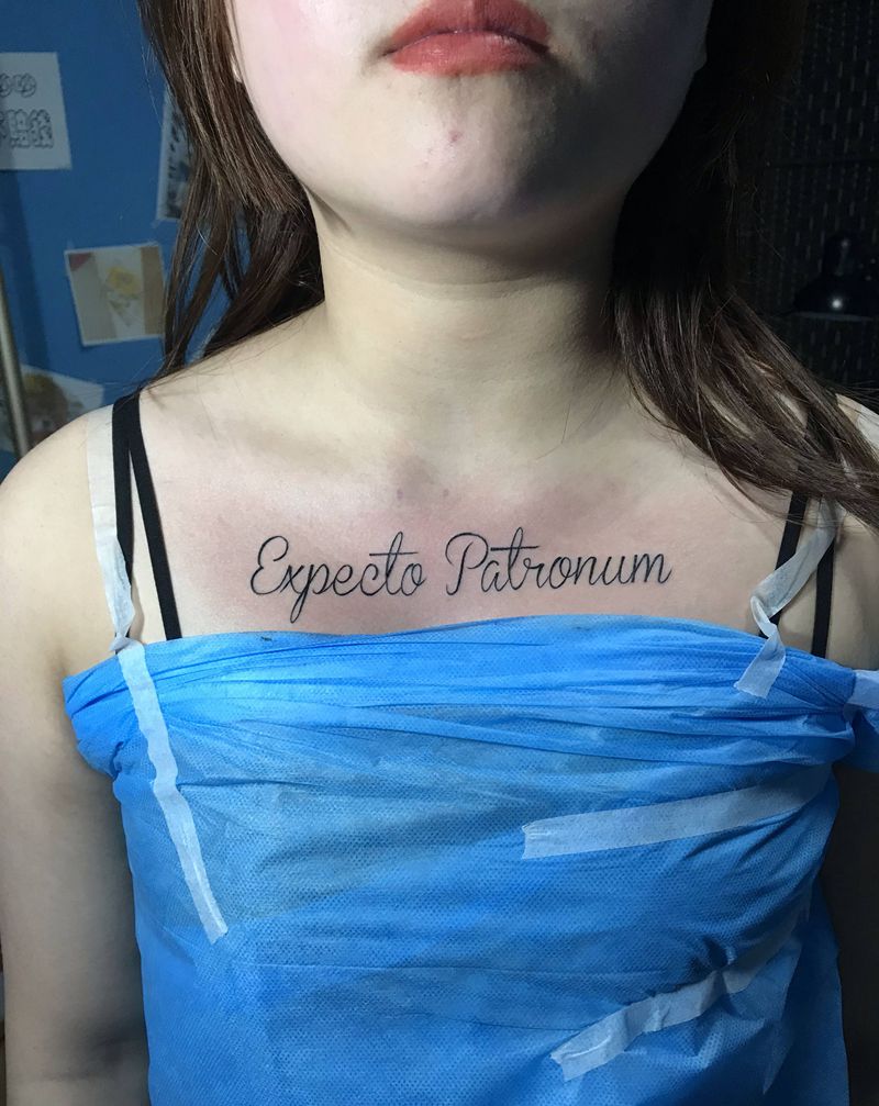 挺胸抬头纹身图片_胸前纹身图案