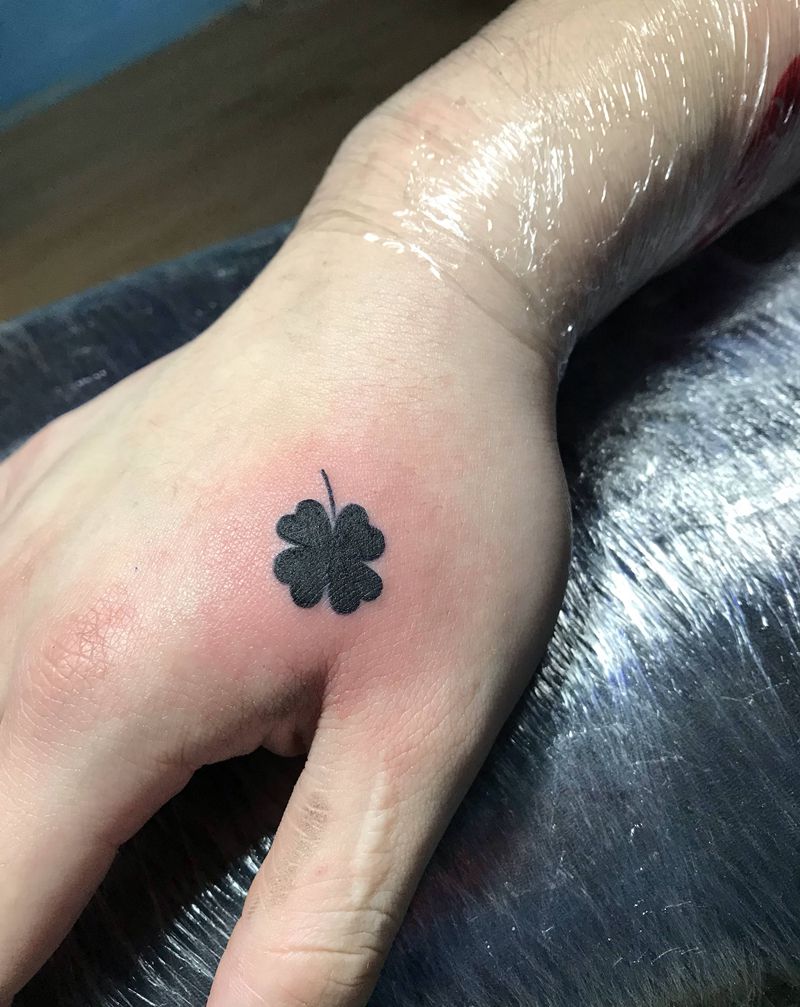 四叶草纹身图片_手部纹身图案