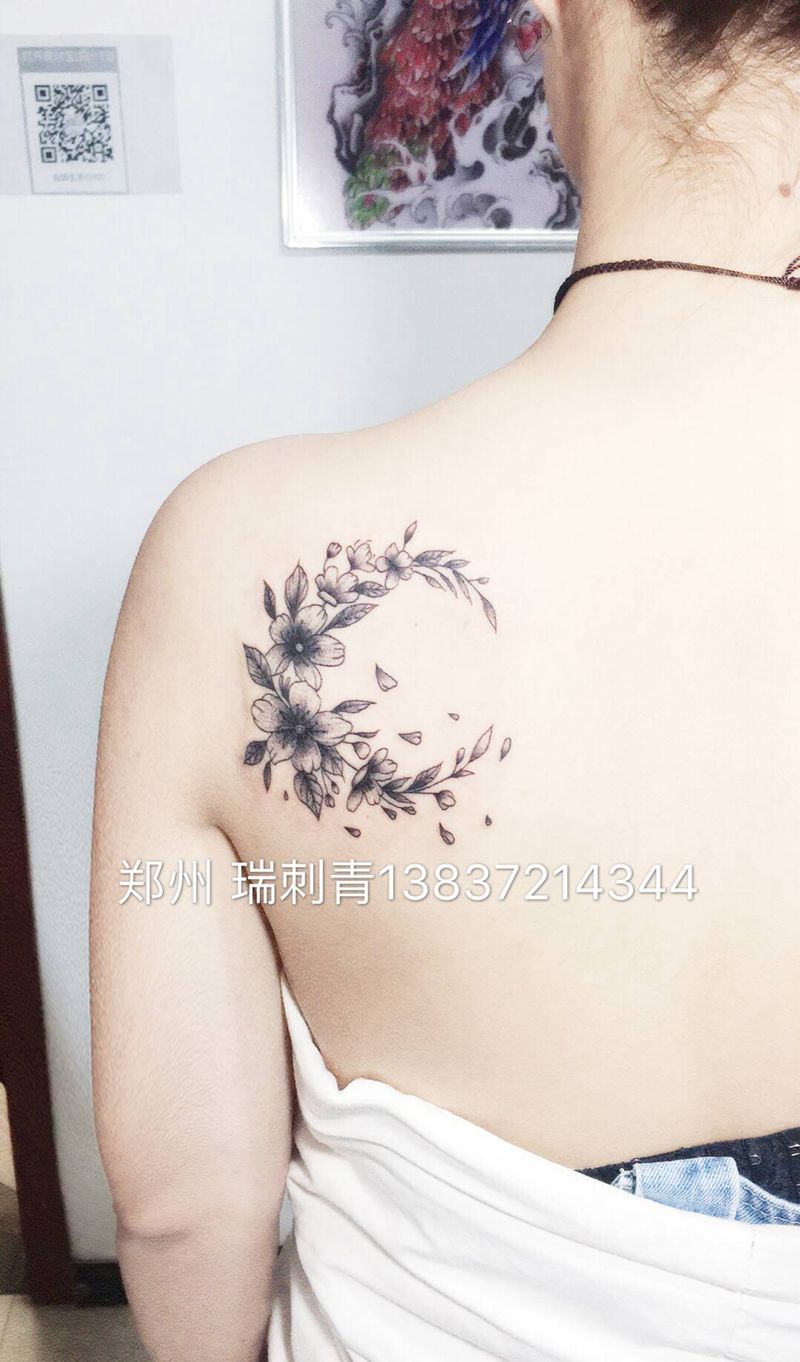 素花纹身图片_肩部纹身图案