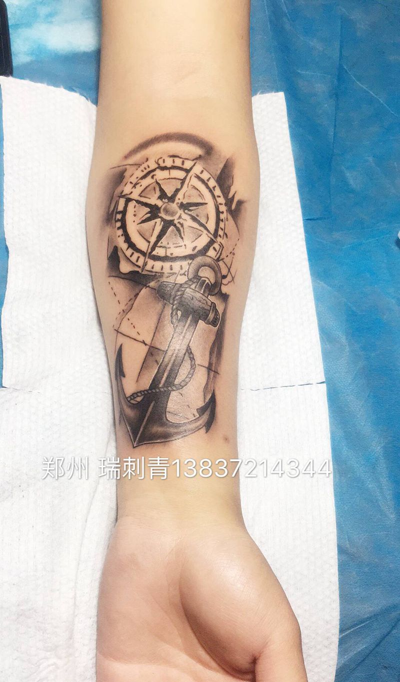 指南针纹身图片_手臂纹身图案