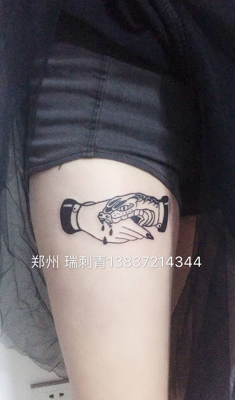 蛇咬了手纹身图片_腿部纹身图案